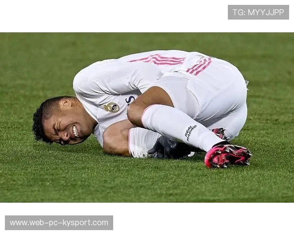 皇马中场传球拆解密集防守，前锋单刀完成终结